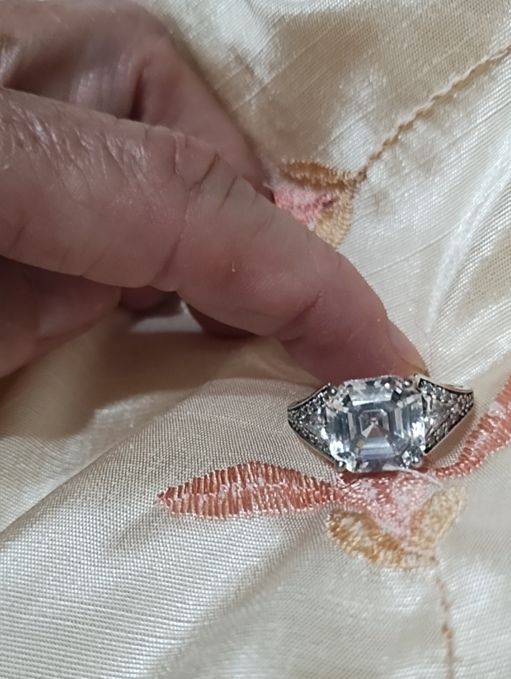 Sparkling White Crystal EUC Size 7.5 Statement Ring in Silver Tone.